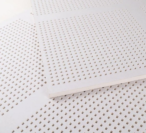 Techo de yeso perforado con absorción acústica